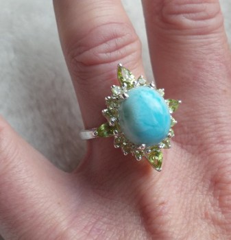 Zilveren ring gezet met Larimar en Peridot maat 17 mm